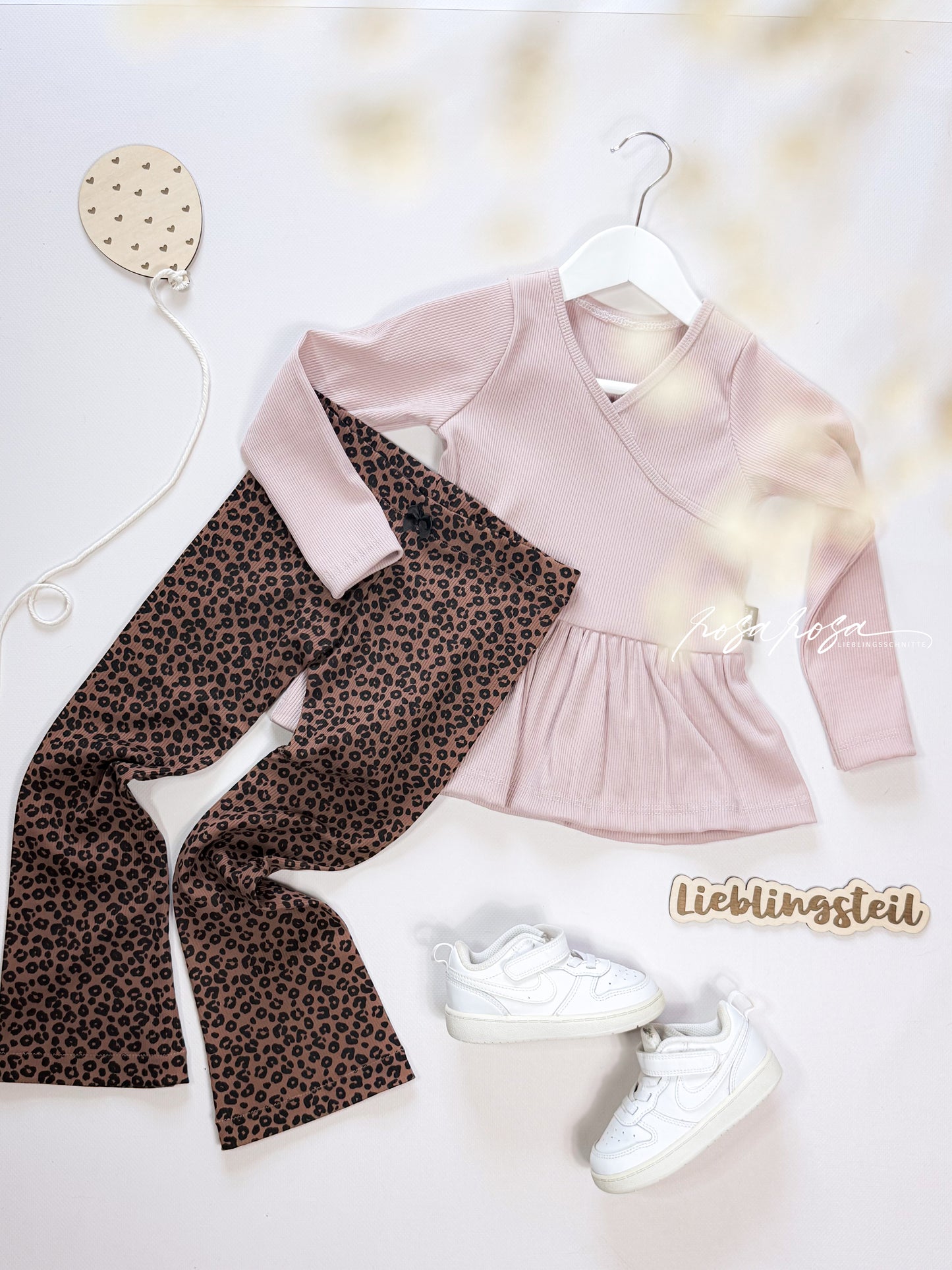 Fleur Shirt mit überlappendem Vorderteil
Peplum Top Schnittmuster Fleur
Fleur Kleid aus Rib Jersey genäht
Kinder Shirt mit Flügelärmeln Schnittmuster
Fleur mit langen Ärmeln genäht
Raffiniertes Vorderteil Shirt Schnittmuster
Fleur Peplum Top aus Feinstrickjersey
Kinder Kleid aus Rib Stoff genäht
Fleur Shirt mit Bündchen Ausschnitt
Modernes Kinder Shirt Schnittmuster Fleur