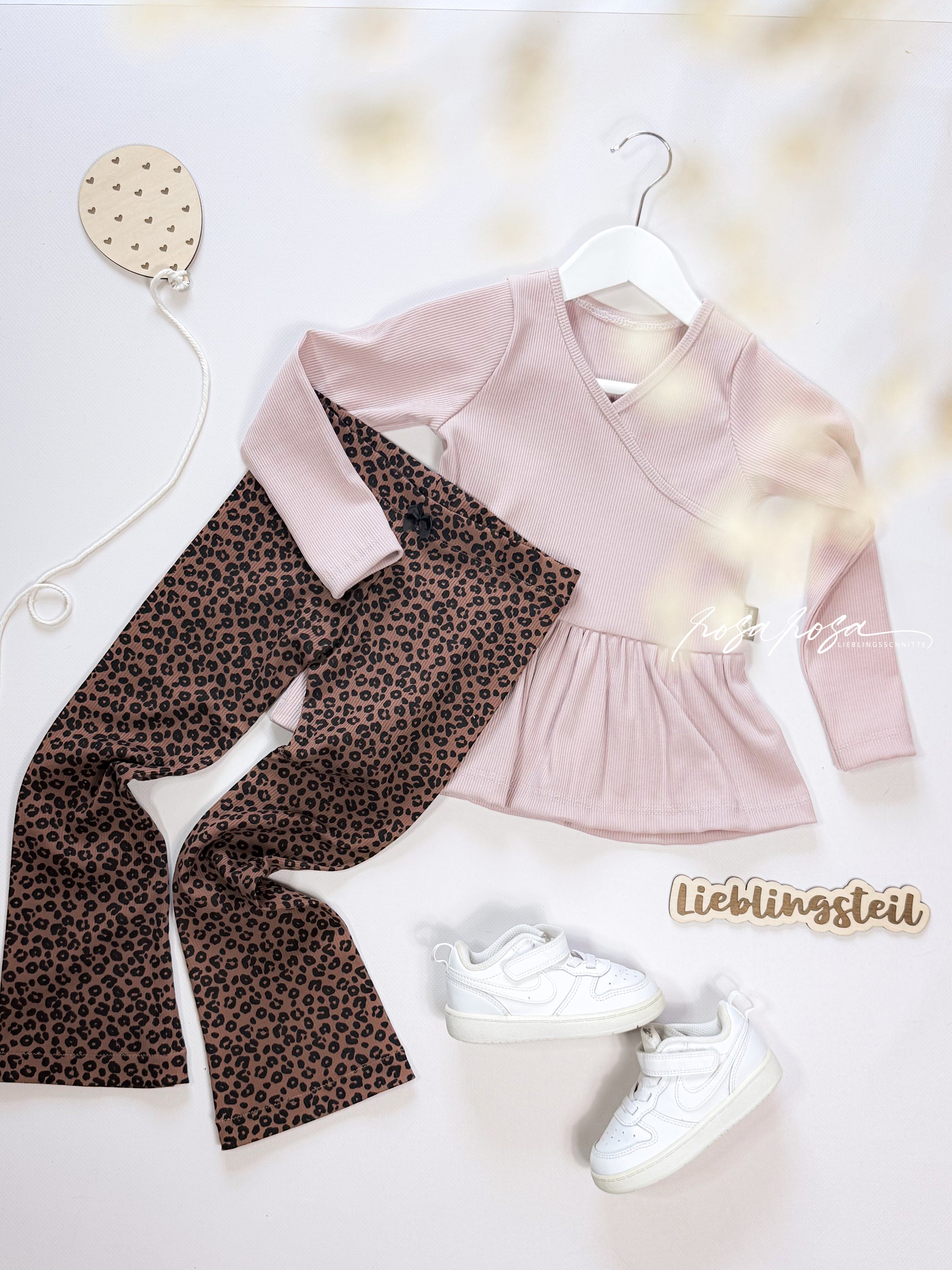 Fleur Shirt mit überlappendem Vorderteil
Peplum Top Schnittmuster Fleur
Fleur Kleid aus Rib Jersey genäht
Kinder Shirt mit Flügelärmeln Schnittmuster
Fleur mit langen Ärmeln genäht
Raffiniertes Vorderteil Shirt Schnittmuster
Fleur Peplum Top aus Feinstrickjersey
Kinder Kleid aus Rib Stoff genäht
Fleur Shirt mit Bündchen Ausschnitt
Modernes Kinder Shirt Schnittmuster Fleur